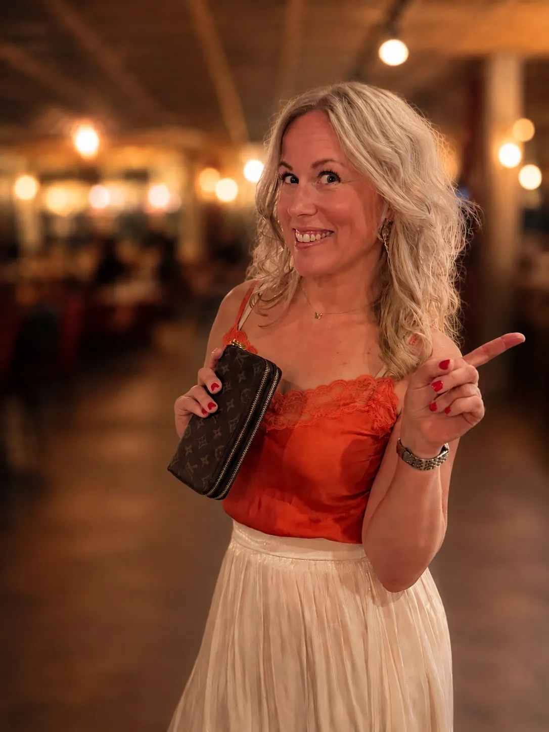 Ann-Sofie i en glittrande klänning, hand på höften.